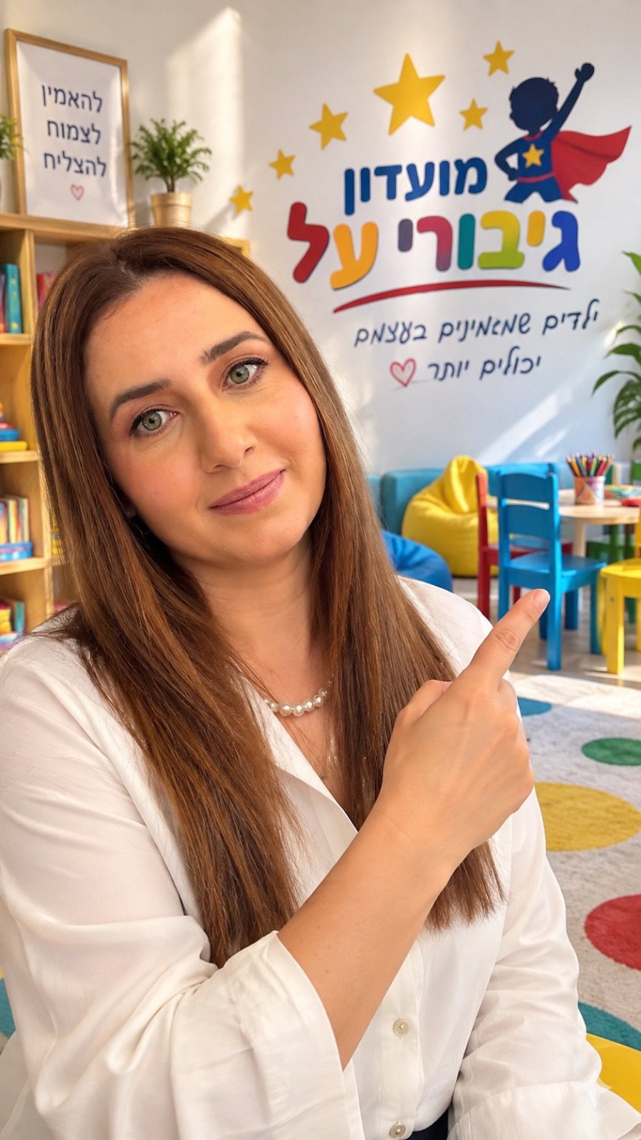 אלכסנדרה שימונוב במועדון גיבורי על, בחדר צבעוני עם שולחן יצירה ופינת משחק
